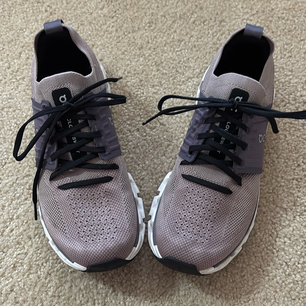 Euc Mauvish, black, and white athletic shoes.Super comfy and stylish too.